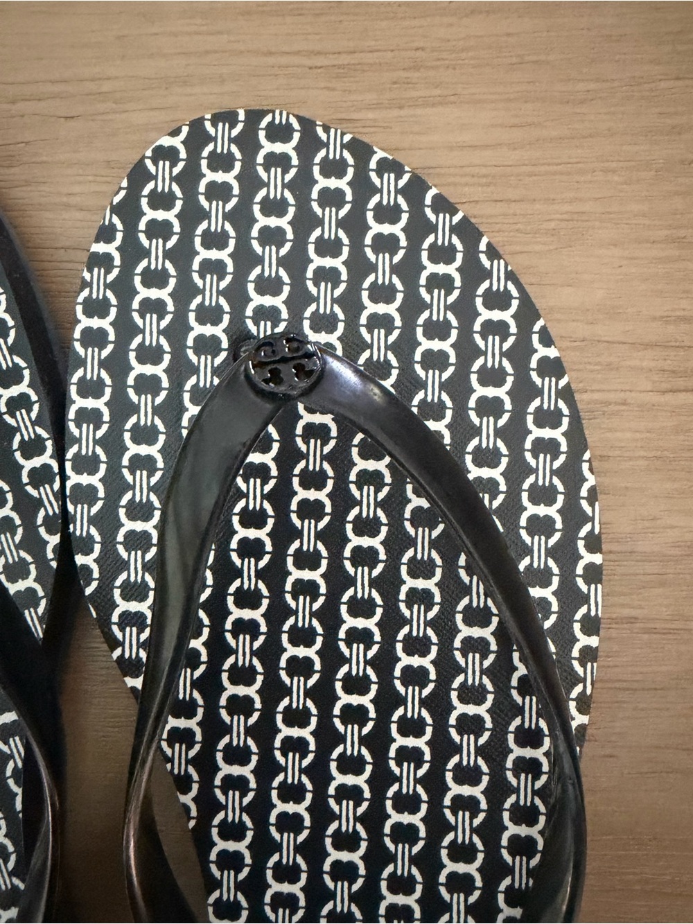 Tory Burch Black & White Chelsea Flip Flop Sandals 9 - Picture 9 of 14